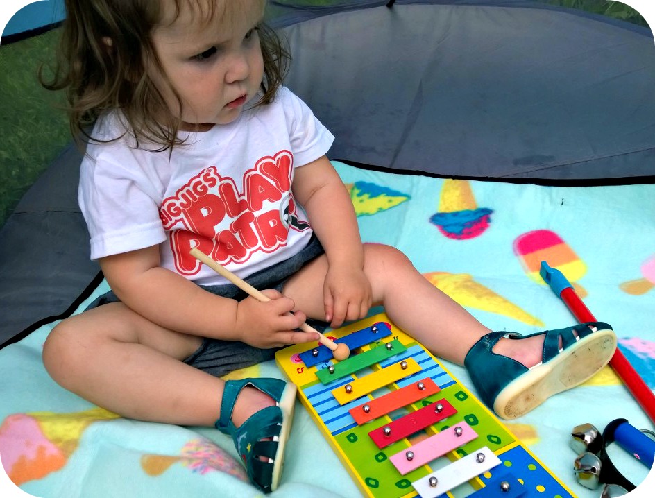 LM plays the Bigjigs Music Set Xylophone