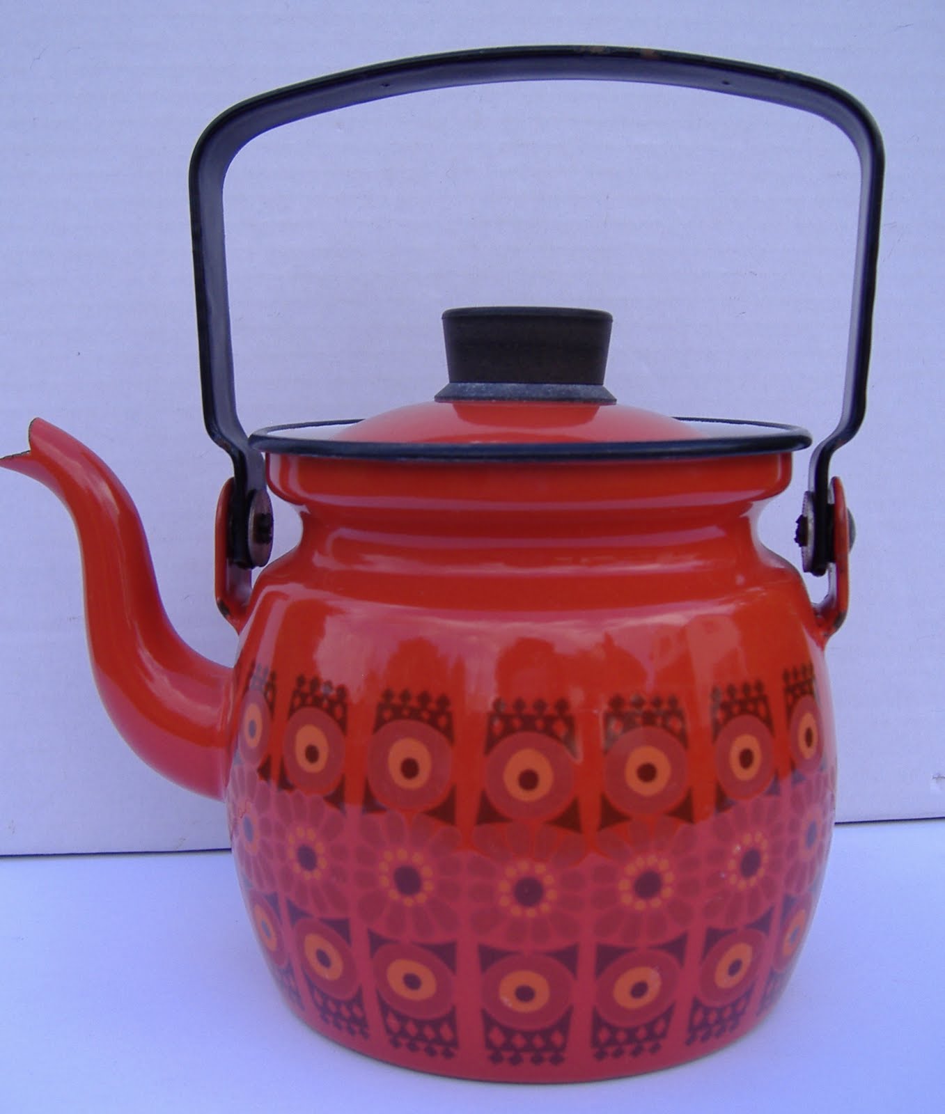 Ruby's Rooms Finel Arabia Finland enamel kettle