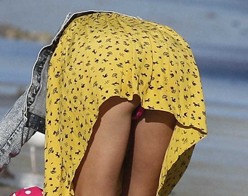Selena Gomez Upskirt Pink Panty Moment In Malibu Jessica Alba Hot Picture