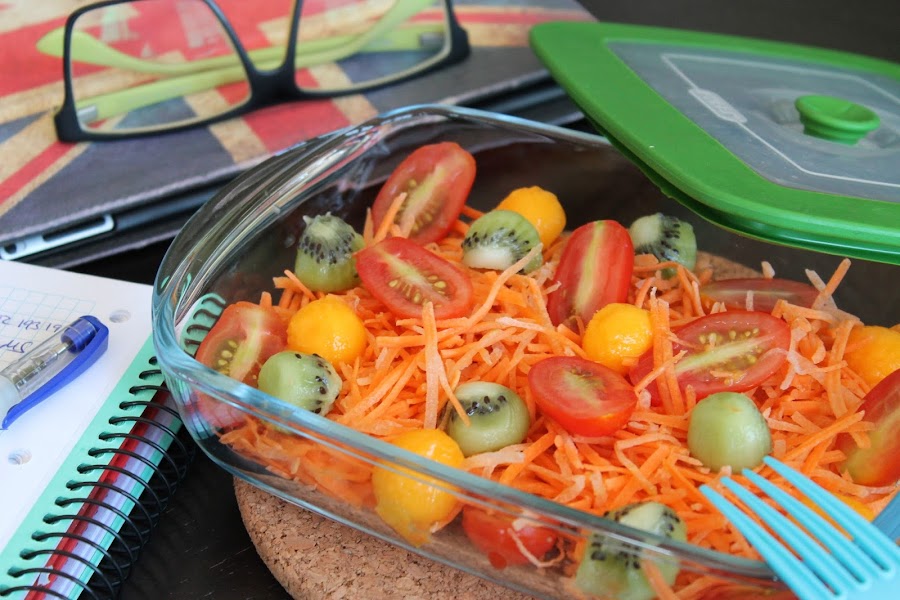 Ensalada de zanahoria, cherry y bolitas de kiwi y mango para llegar al trabajo