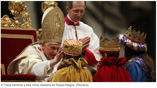 El Papa bendice a tres niños vestidos de Reyes Magos. (Reuters)