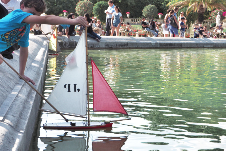 Bateau à voile dans la fontaine du jardin du luxembourg