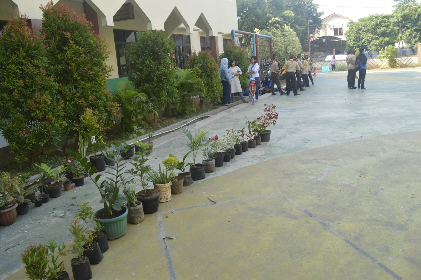 Siswa Melakukan Proyek Lingkungan di Sekolah