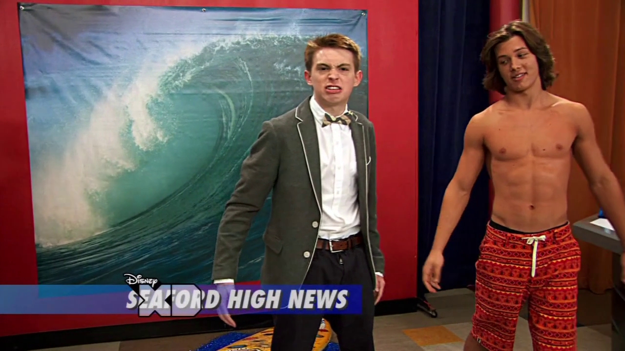 The Stars Come Out To Play: Leo Howard - Shirtless in 