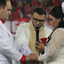 Pernikahan Anti Maenstream, Pasangan Ini Menikah Ditengah Pertandingan Sepak Bola