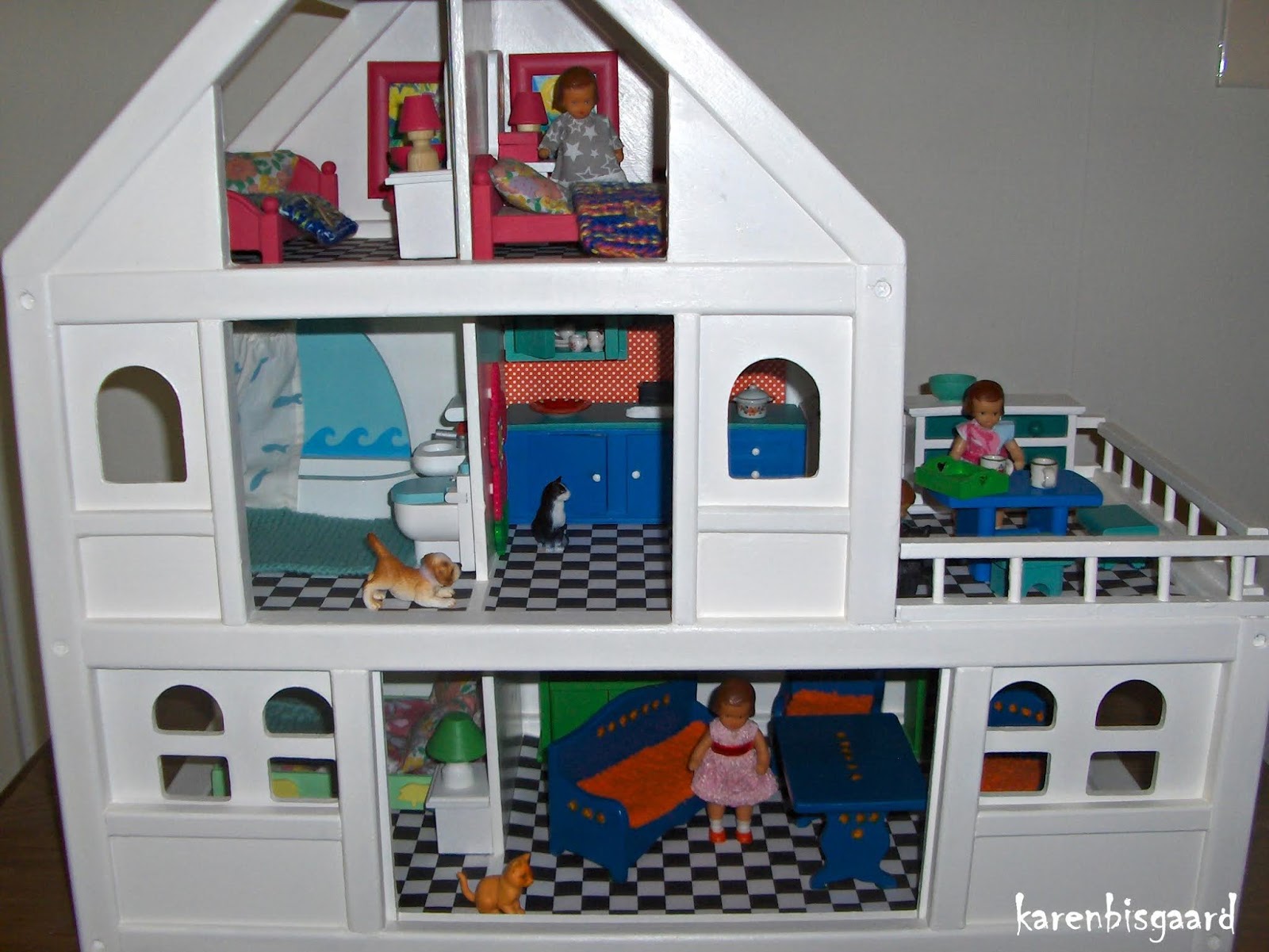 Link to: My Home Dollhouse scenes.