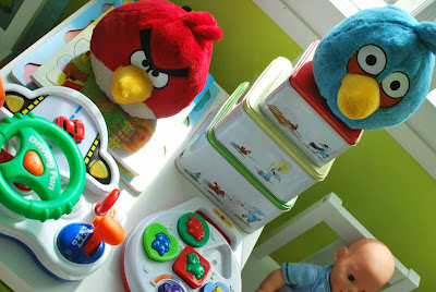 Värikäs lastenhuone - Angry Birds, Mauri Kunnas -laatikot ja leluja