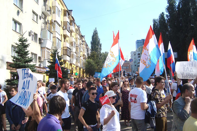 Несогласованное с властями шествие и митинг в Самаре против пенсионного грабежа организованное сторонниками Алексея Навального 09.09