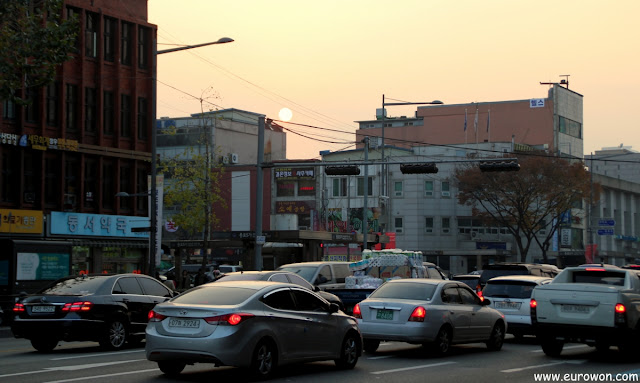Atardecer en una calle de Seúl