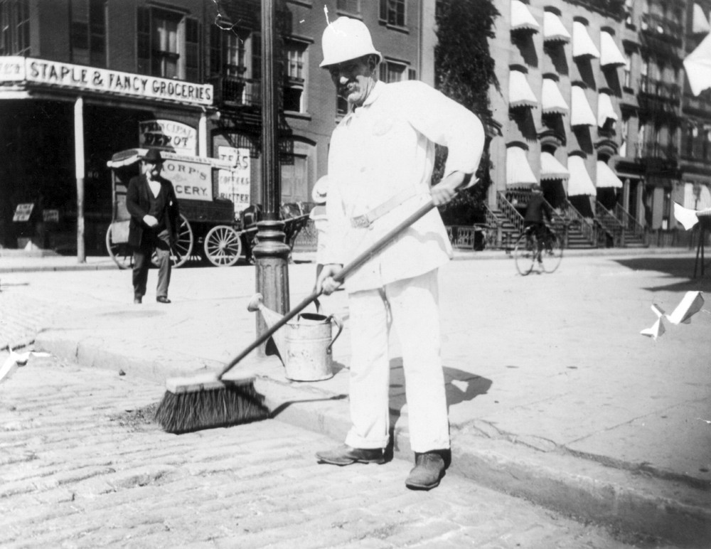 Amazing Vintage Photos of Street Cleaners in New York City From Between