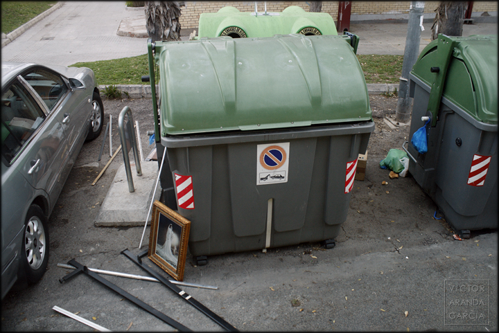 De aquí a la eternidad. De la eternidad a la basura (El Palmar 2018) fotografia,arriba,extraña,murcia,contenedor,basura,foto,enmarcada,boda