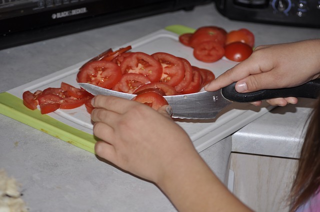 cortar tomates en rodaja