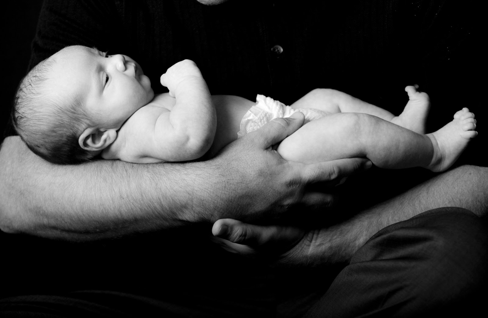 Мужчина с младенцем. Сонник младенец мальчик. Приснился ребенок мальчик. К чему снится маленький ребёнок на руках у мужчины.