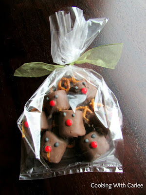 These Rudolph the marshmallow reindeer are so cute and the perfect accompaniment to your mug of hot cocoa! Make them for friends, neighbors, teachers and yourself!