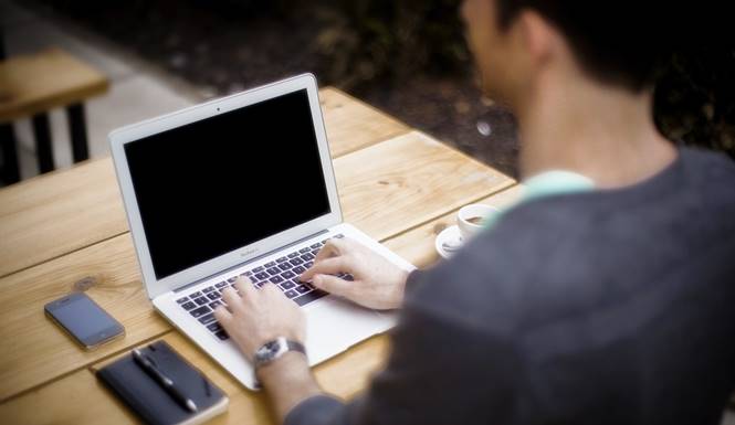 5 Langkah Sukses Langsing Tanpa Diet Berat kerja dengan laptop
