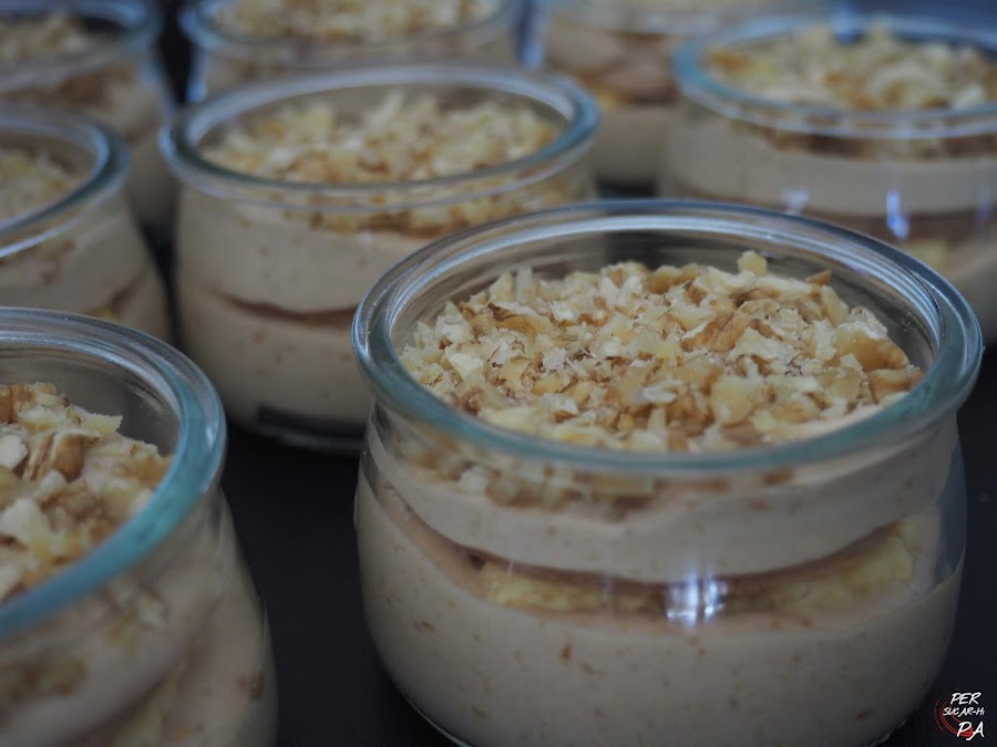 Tarta mousse de membrillo y queso mascarpone, con disco interior de membrillo y crema inglesa y base de dacquoise de nueces.