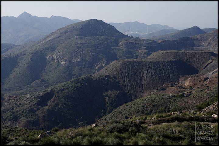 La sierra transformada por la actividad minera con la refinería de Escombreras al fondo en la Ruta del 33
