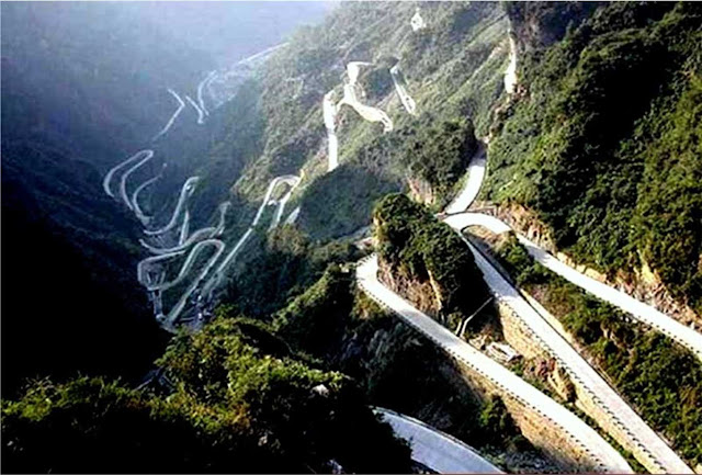 A estrada de Tian Men Montain - China