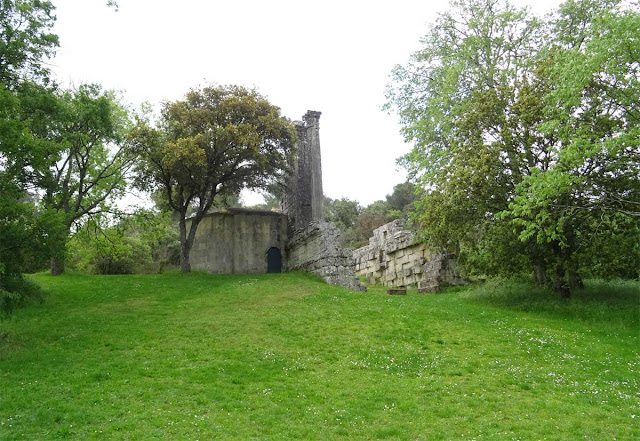 Römischer Tempel auf einem grünen Hügel in Cazan