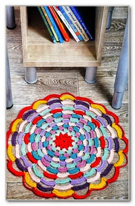 Alfombra circular a crochet multicolor muy original
