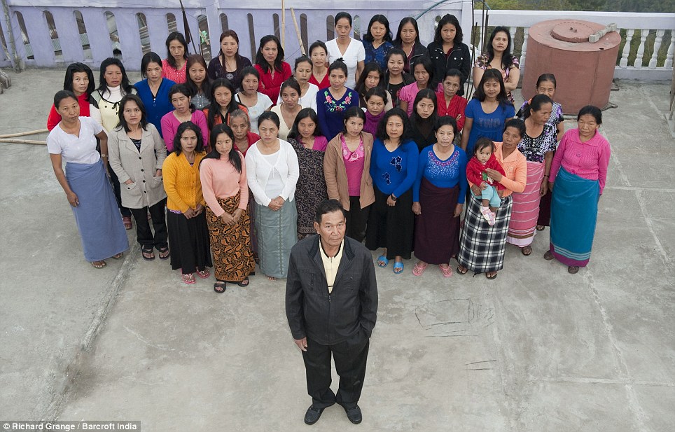 أكبر عائلة في العالم مكونة من رجل واحد 39 زوجة و 94 ابن و ابنة