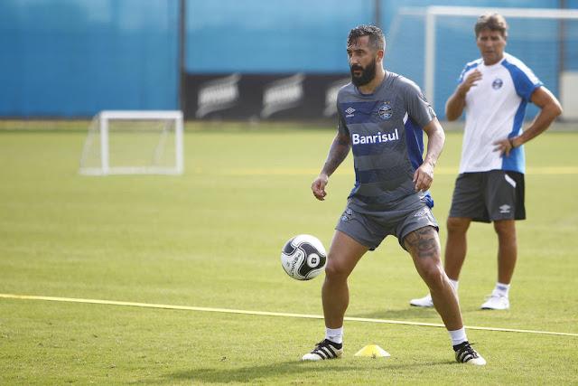 Douglas sofreu a lesão ligamentar após dividida no treino da manhã desta quarta-feira (Foto: Lucas Uebel/Grêmio FBPA) Douglas sofreu a lesão ligamentar após dividida no treino da manhã desta quarta-feira (Foto: Lucas Uebel/Grêmio FBPA)