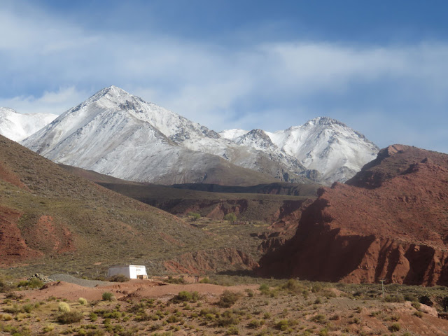 Blick auf den verschneiten Hausberg mit der Mine Corisuncos 