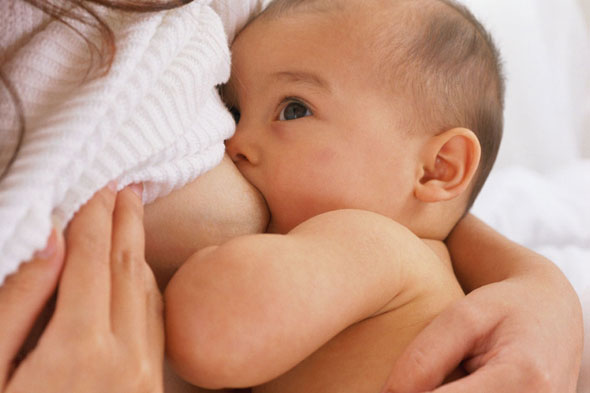 Emzirmenin bebek için faydaları dışında ayrıca anne açısından da faydaları vardır. Anne için olan faydaları emzirme döneminde yani erken dönem faydaları ve uzun dönem faydaları diye ikiye ayrılır.