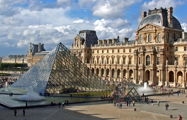 El Museo del Louvre en París