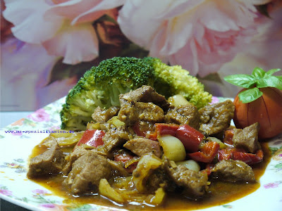 P8 Frau Rosenfräulein Mit Rosen Delikat Essen https://rosenprodukte.com paprikagulasch
