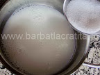 Budinca de gris preparare reteta - indulcim laptele amestecandu-l cu zahar