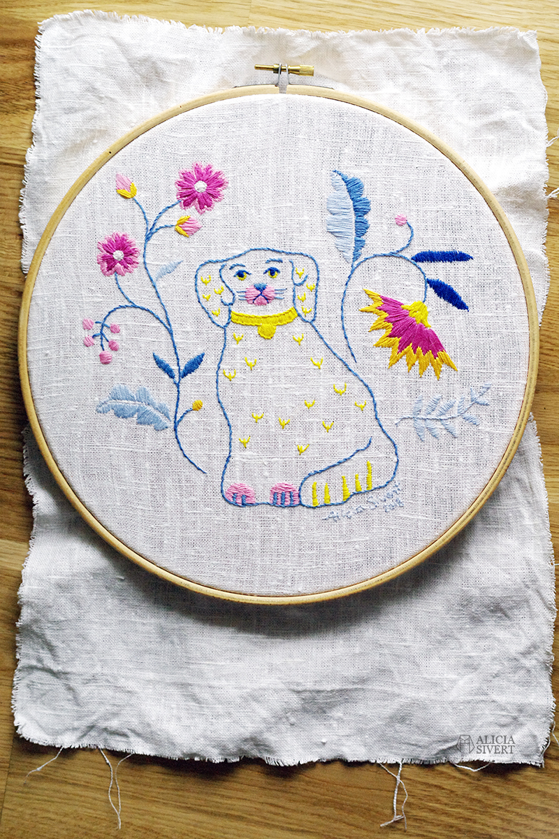 Beswick-hund i Blekingesöm, broderi av Alicia Sivertsson. alicia sivertsson sivert aliciasivert fritt broderi handbroderi blekingesöm rosa gult blått vårfärg frihandbroderi free hand embroidery needlework hoop art textile textilkonst skapa skapande kreativitet sy brodera måla med tråd tistel blomma blommor blekinge söm landskapssöm landskapssömmar bygdebroderi plattsöm schattérsöm bottensöm stjälkstygn stygn söm porslinshund porslin hund parhundar spaniel beswick staffordshire beswickhund dog dogs figurin figurine