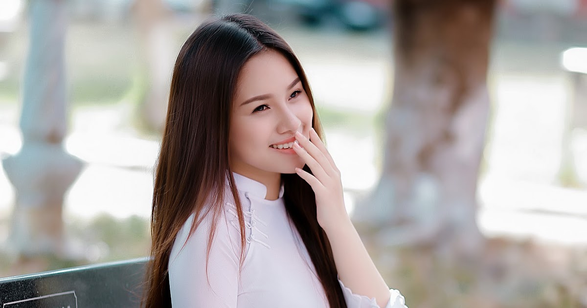 Bên kia em thướt tha.. Bên này anh trông qua…