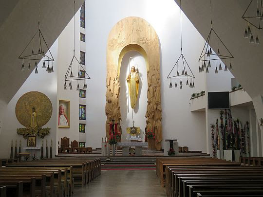 Wnętrze kościoła Chrystusa Dobrego Pasterza w Krościenku nad Dunajcem.