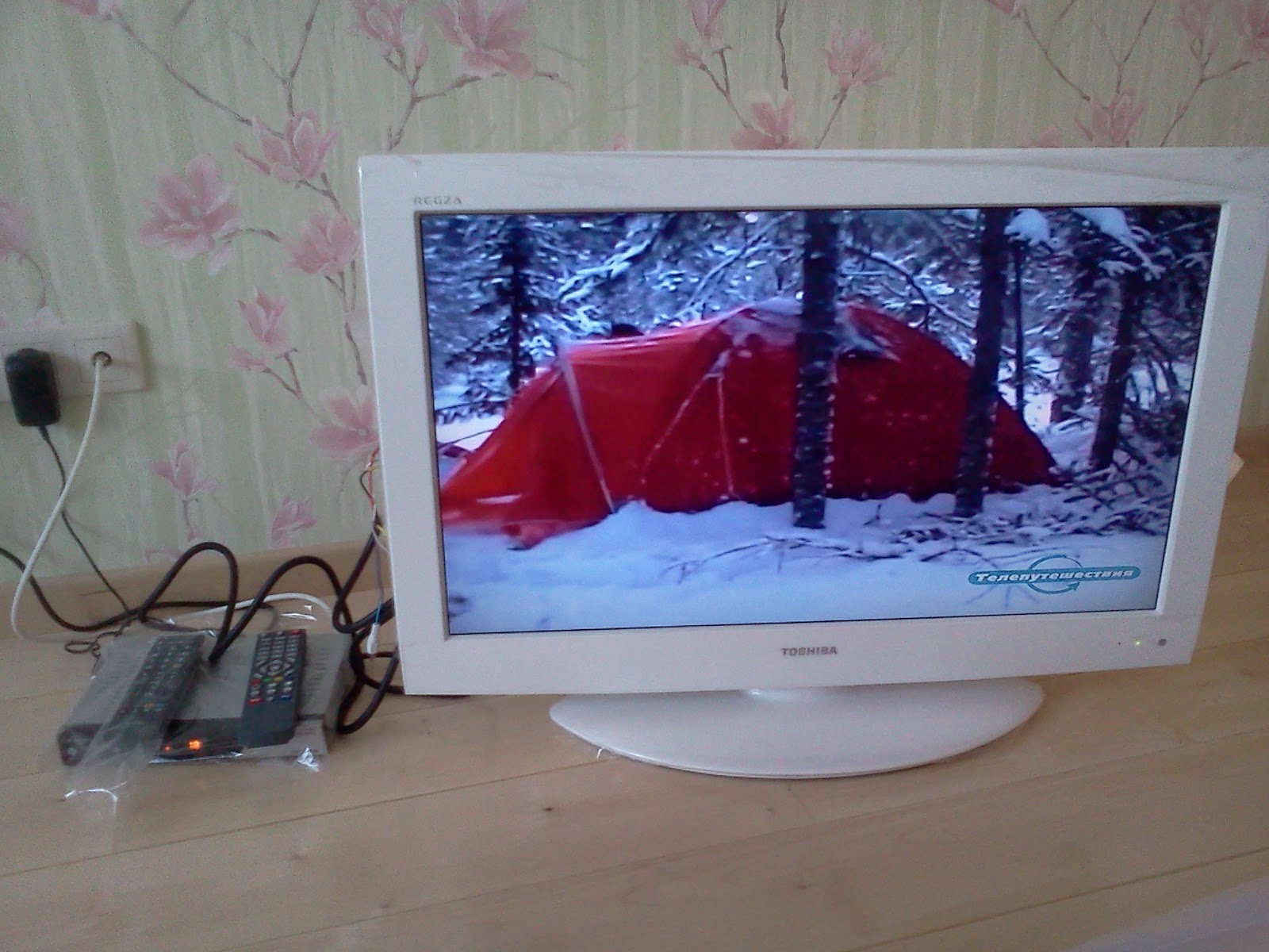 Витрина с телевизорами. Много телевизоров. Витринный телевизор стоит ли. Монитор  samsung ultra hd 4k. Монитор 17 tft nec 1703.