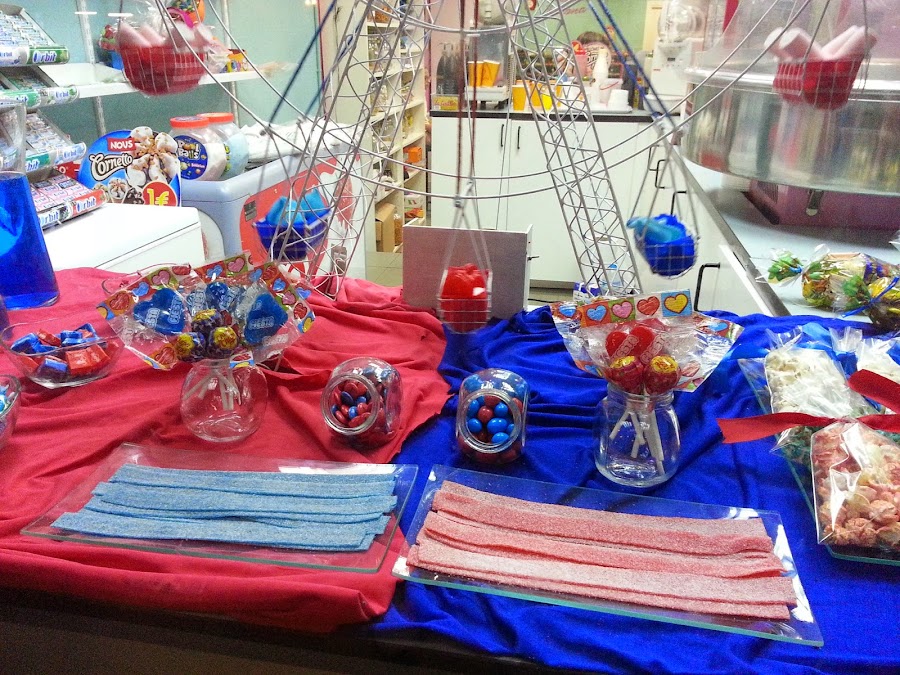 candy bar, mesa dulce. Escaparate de dulces y golosinas. Escaparatismo