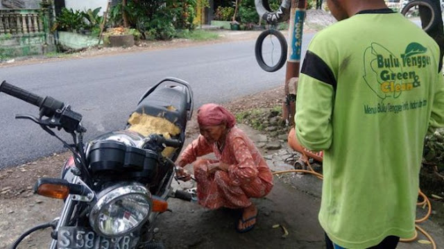 Sudah Terbiasa Hidup Susah, Begini Kisah Ketegeran Nenek Ruminem Tukang Tambal Ban Sudah Terbiasa Hidup Susah, Begini Kisah Ketegeran Nenek Ruminem Tukang Tambal Ban