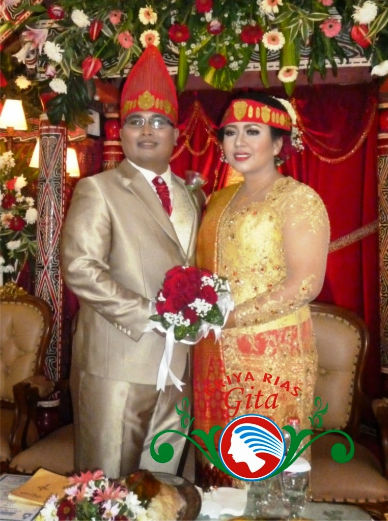 Pengantin batak dengan handbouquet dan aksesories mawar 