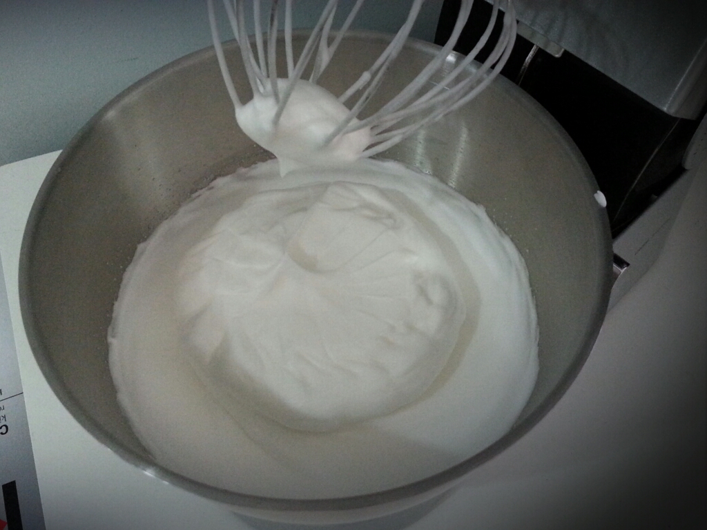雪的小厨房 Sabrina's Kitchen Whisking of egg whites. Stiff peak form.