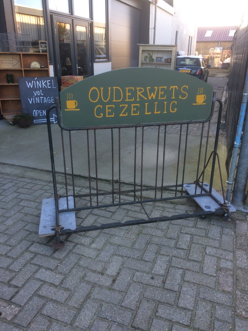 West Germanyvazen Geweldige kringloopwinkel 'Ouderwets Gezellig' in