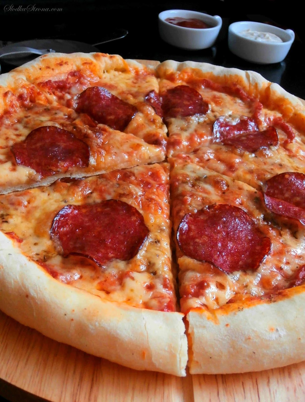 Słodka Strona Domowa Pizza z Salami i Serem w Brzegach (Rantach)