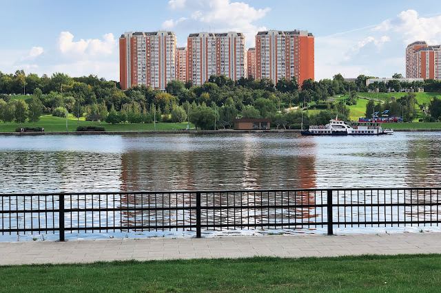 набережная парка имени 850-летия города Москвы, вид на Братеево, Москва-река