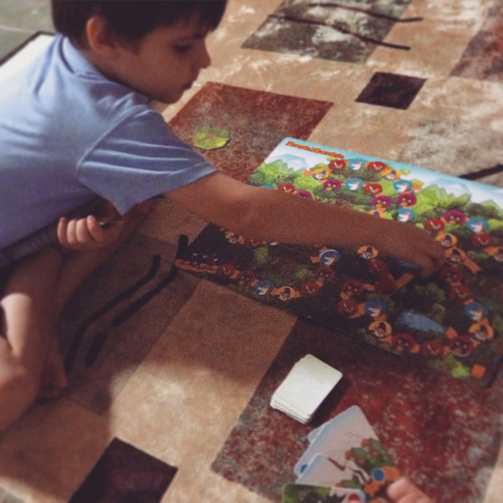 Eu e meu filho Miguel, de 4 anos, jogando Floresta Encantada.