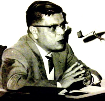 Washington Delgado Foto de Washington Delgado hablando por micrófono