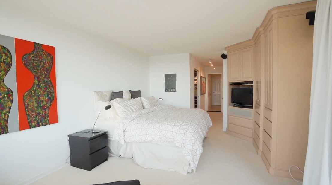 21 Interior Design Photos vs. 130 Carlton St #1104, Toronto Luxury Condo Tour