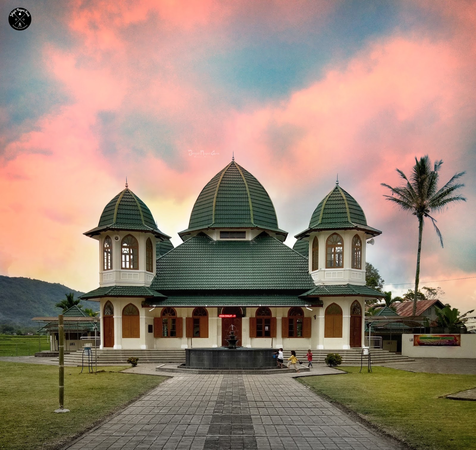 Восточная малайзия. Бруней Малайзия. Бруней архитектура. Мечеть West Sumatra.