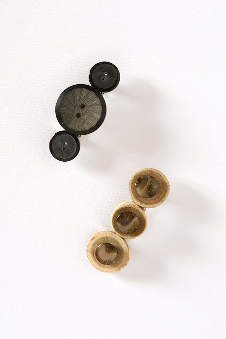 Fermacapelli con legno e bottoni.