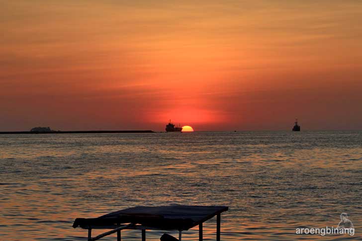 senja di dermaga kayu fort rotterdam makassar