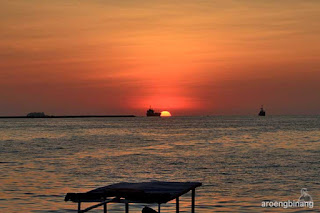 senja di dermaga kayu fort rotterdam makassar
