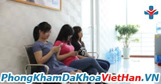 Các nữ bệnh nhân đến khám và điều trị bệnh phụ khoa